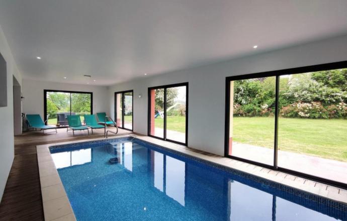 Piscine intérieure privée chauffée toute l'année à 29 Quiévrecourt Extérieur photo